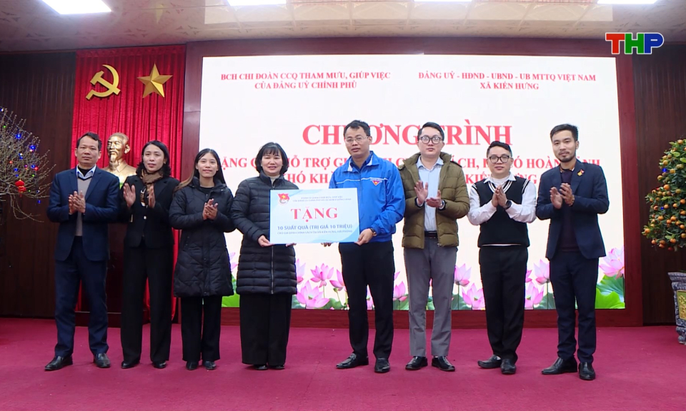 Tặng qu&agrave; cho gia đ&igrave;nh ch&iacute;nh s&aacute;ch