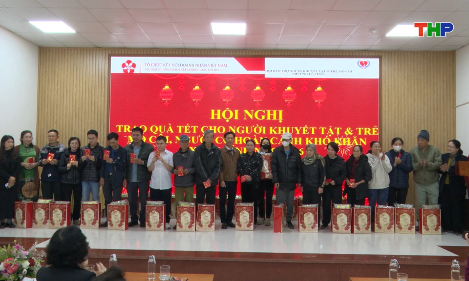 Trao tặng qu&agrave; Tết xu&acirc;n B&iacute;nh Ngọ 2026