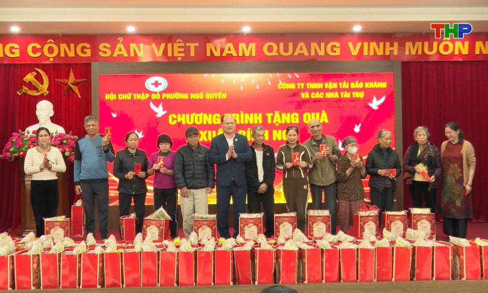 Trao qu&agrave; tết tặng c&aacute;c gia đ&igrave;nh ch&iacute;nh s&aacute;ch