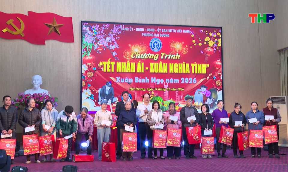 Trao qu&agrave; Tết cho người c&oacute; ho&agrave;n cảnh kh&oacute; khăn