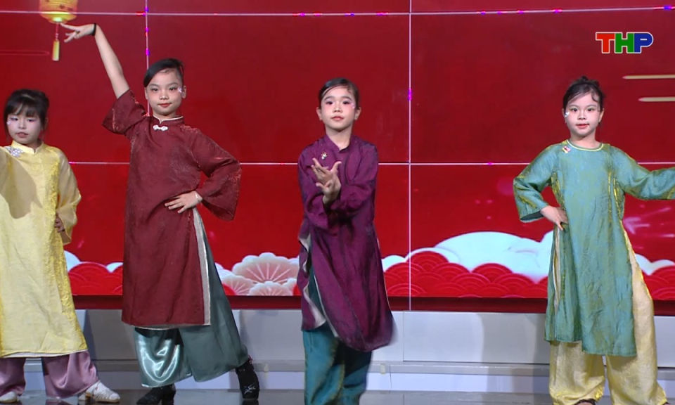 Lăng k&iacute;nh tuổi hoa: M&ugrave;a xu&acirc;n tuổi hoa