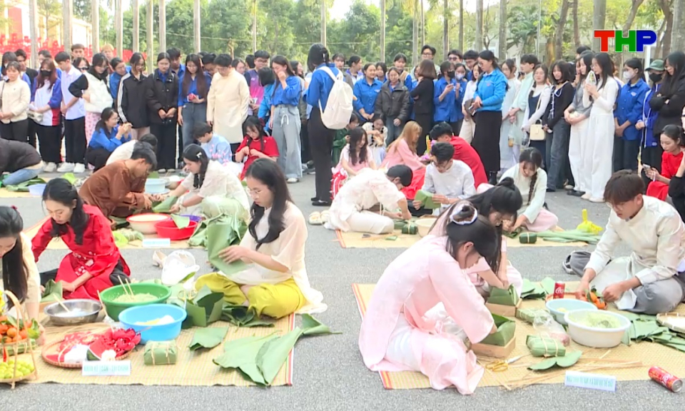 Chạm Hải Ph&ograve;ng: Ng&agrave;y hội g&oacute;i b&aacute;nh chưng Tết