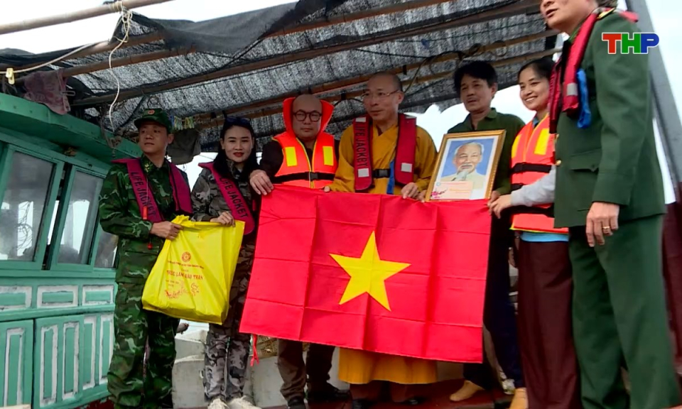 Ng&agrave;y nữa để y&ecirc;u thương: Qu&agrave; Tết &acirc;n t&igrave;nh gửi nơi đầu s&oacute;ng