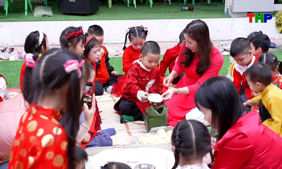 Chạm Hải Ph&ograve;ng: C&ugrave;ng b&eacute; g&oacute;i b&aacute;nh chưng