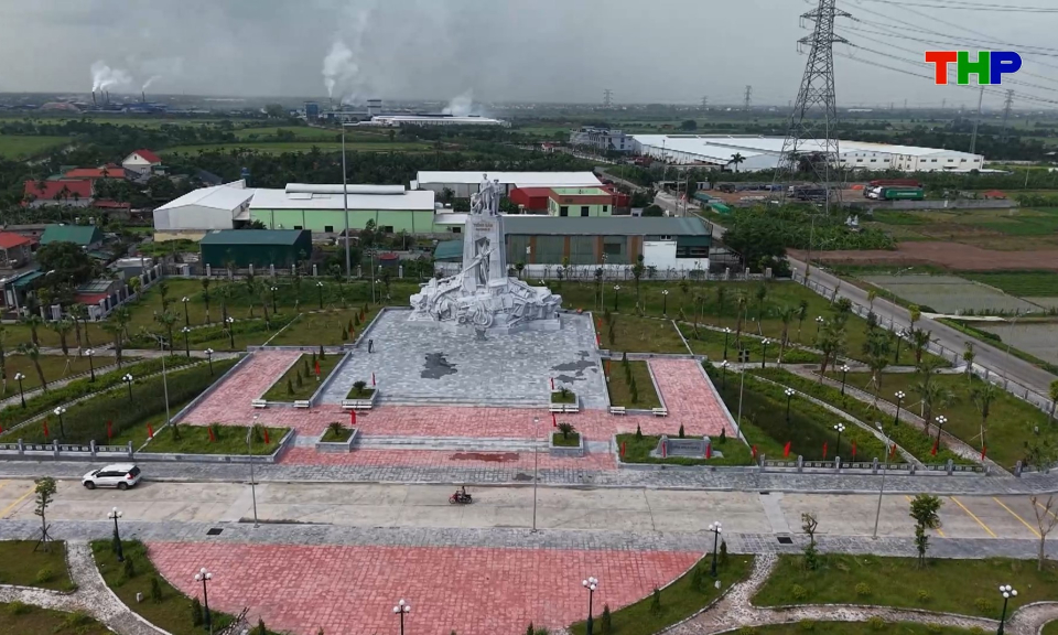 H&agrave;nh tr&igrave;nh đỏ: Tượng đ&agrave;i "Tiếng sấm đường 5"