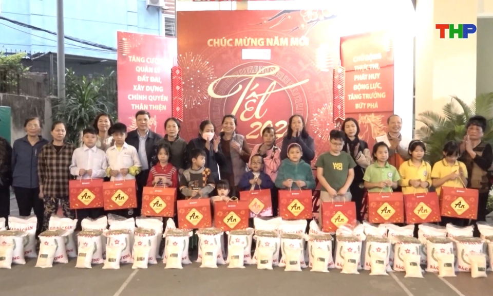 Mang Tết đến với trẻ em ngh&egrave;o 