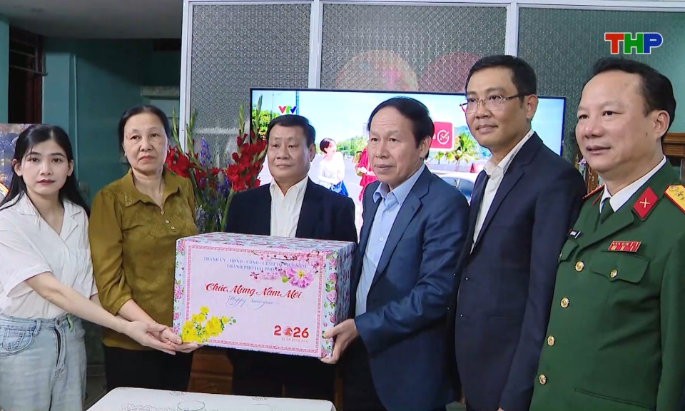 Đồng ch&iacute; B&iacute; thư Th&agrave;nh ủy thăm, ch&uacute;c Tết