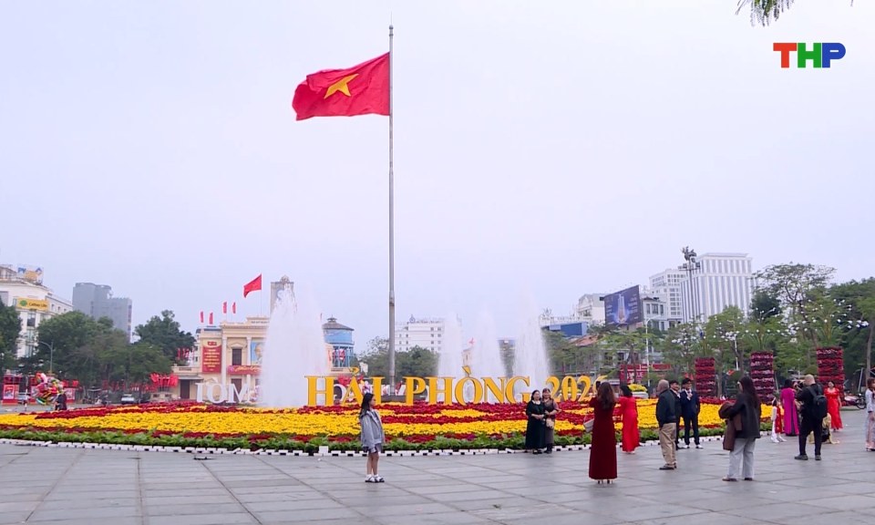 Dải trung t&acirc;m th&agrave;nh phố rộn r&agrave;ng sắc xu&acirc;n