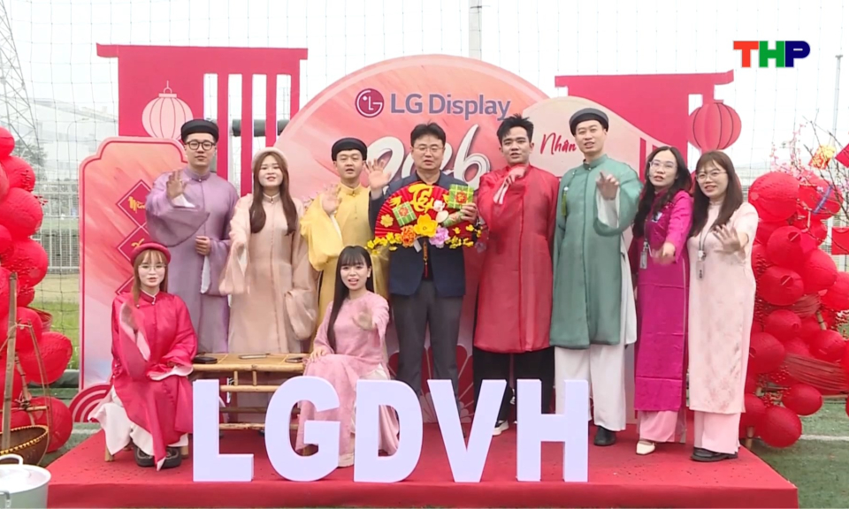 Người nước ngo&agrave;i đ&oacute;n Tết ở Hải Ph&ograve;ng