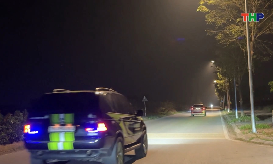 Đường dẫn l&ecirc;n cầu s&ocirc;ng Hương đ&atilde; c&oacute; điện chiếu s&aacute;ng