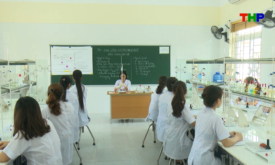 Con đường lựa chọn: Ng&agrave;nh dược từ giảng đường đến tr&aacute;ch nhiệm với cộng đồng