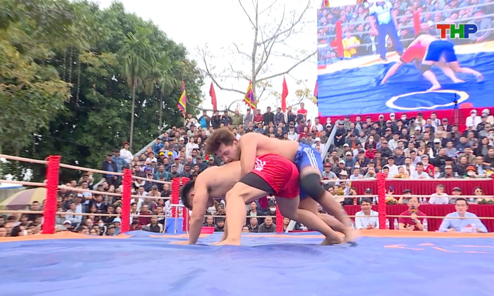 Cận cảnh: Tưng bừng Hội vật đầu xu&acirc;n