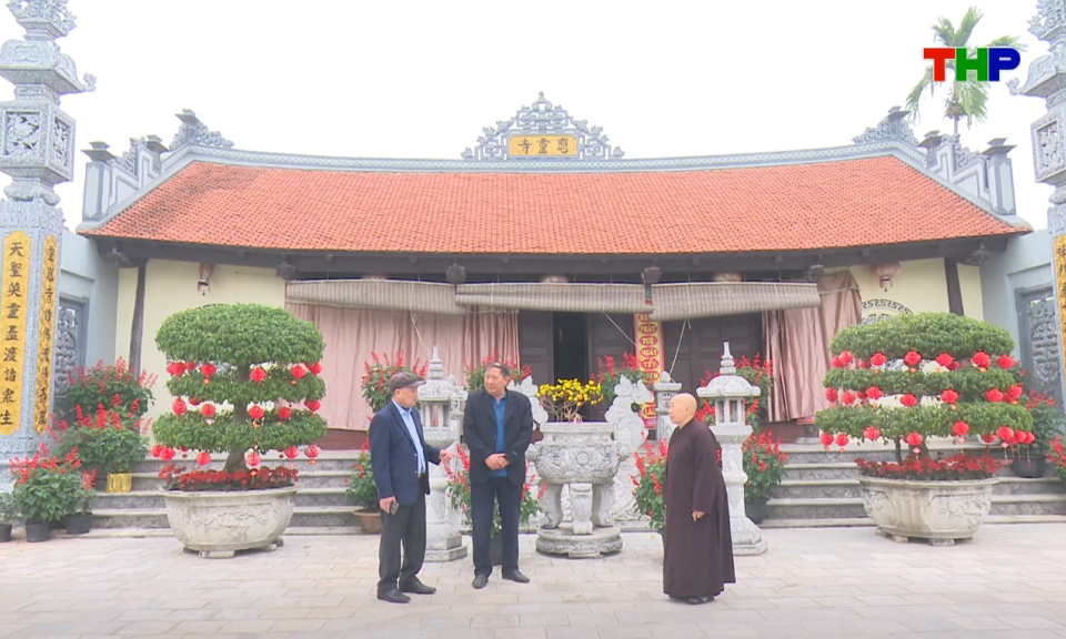 H&agrave;nh tr&igrave;nh đỏ: Thăm ch&ugrave;a Vạn Tuế