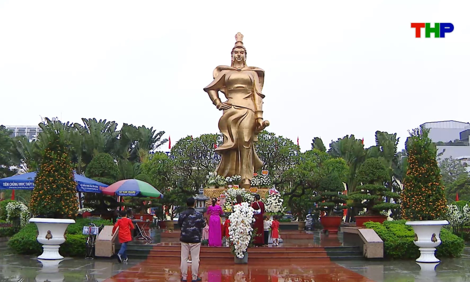 Chạm Hải Ph&ograve;ng: Uy nghi tượng đ&agrave;i nữ tướng L&ecirc; Ch&acirc;n