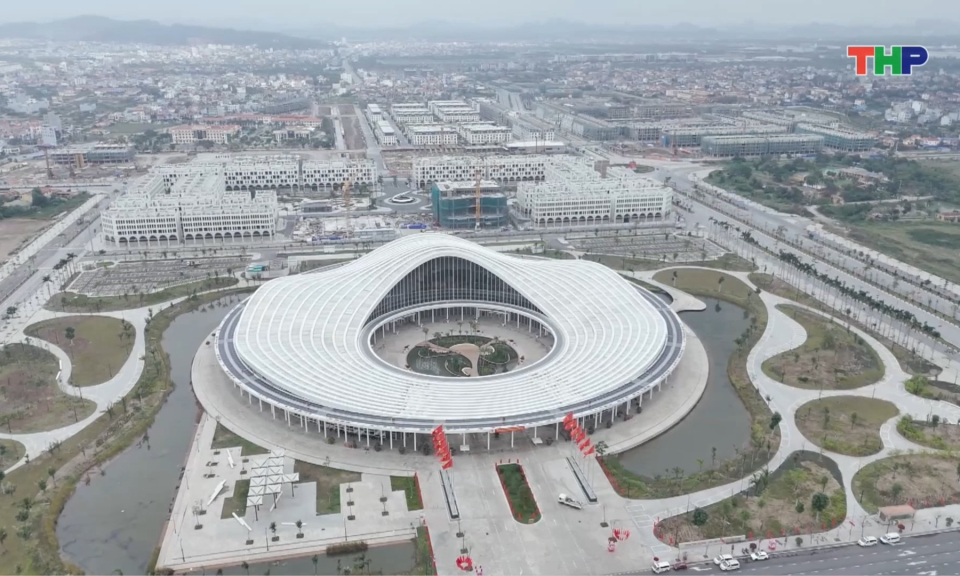 Chuẩn bị cho chương tr&igrave;nh khai trương Nh&agrave; h&aacute;t Hoa Phượng 