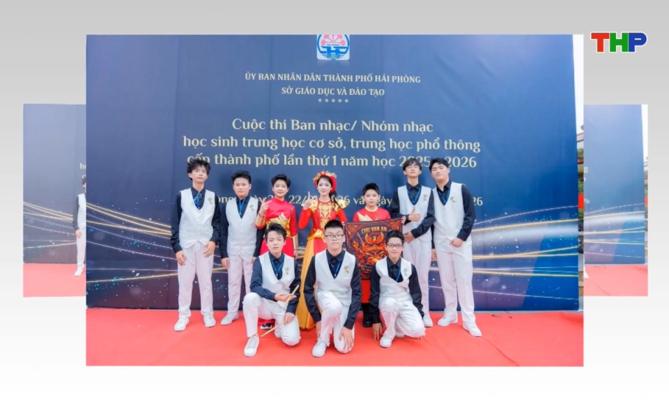 Lăng k&iacute;nh tuổi hoa: Phoenix Band