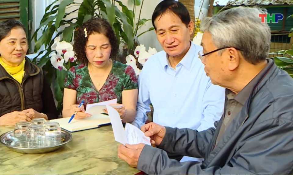 Các tổ bầu cử tiến hành phát thẻ cử tri