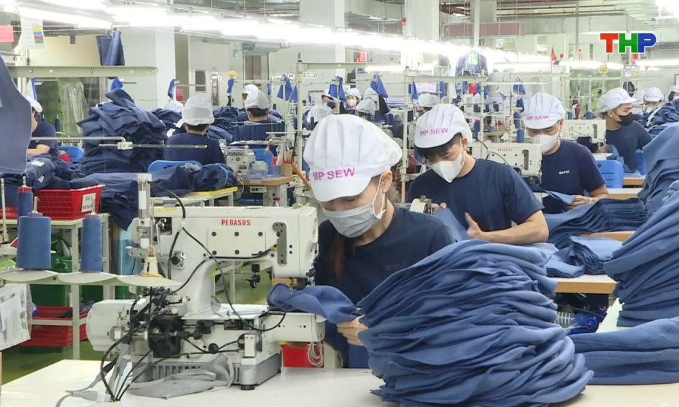 Lao động v&agrave; c&ocirc;ng đo&agrave;n: Bảo vệ quyền lợi lao động nữ từ cơ sở