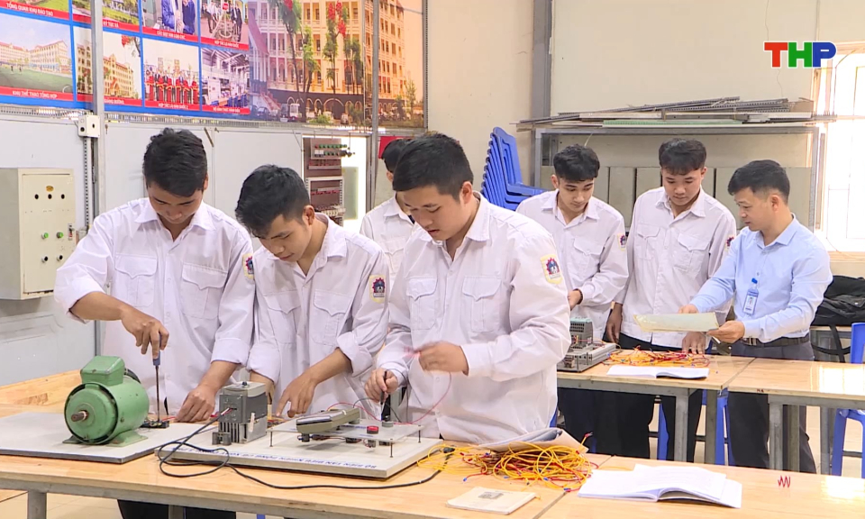 N&acirc;ng cao chất lượng nguồn nh&acirc;n lực: Gắn đ&agrave;o tạo với nhu cầu thực tiễn