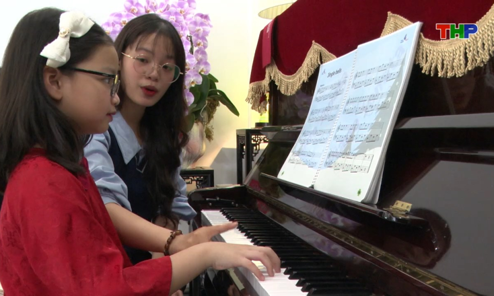 Lăng k&iacute;nh tuổi hoa: Tiếng đ&agrave;n tuổi thơ