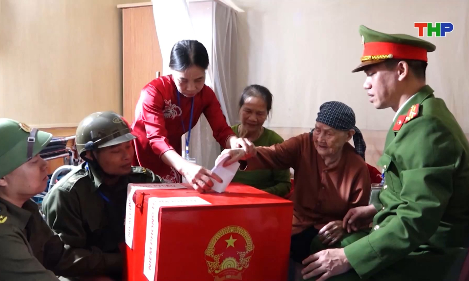 Những cử tri đặc biệt trong ng&agrave;y hội non s&ocirc;ng