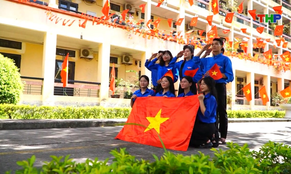 Lăng k&iacute;nh tuổi hoa: Đo&agrave;n trong tr&aacute;i tim