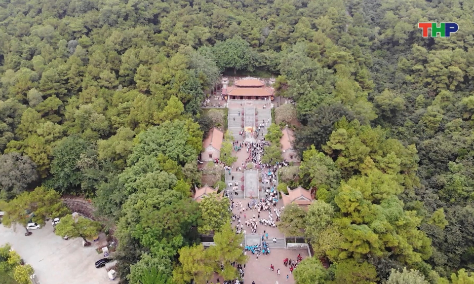 &ldquo;Chữ son&rdquo; tr&ecirc;n n&uacute;i Phượng Ho&agrave;ng