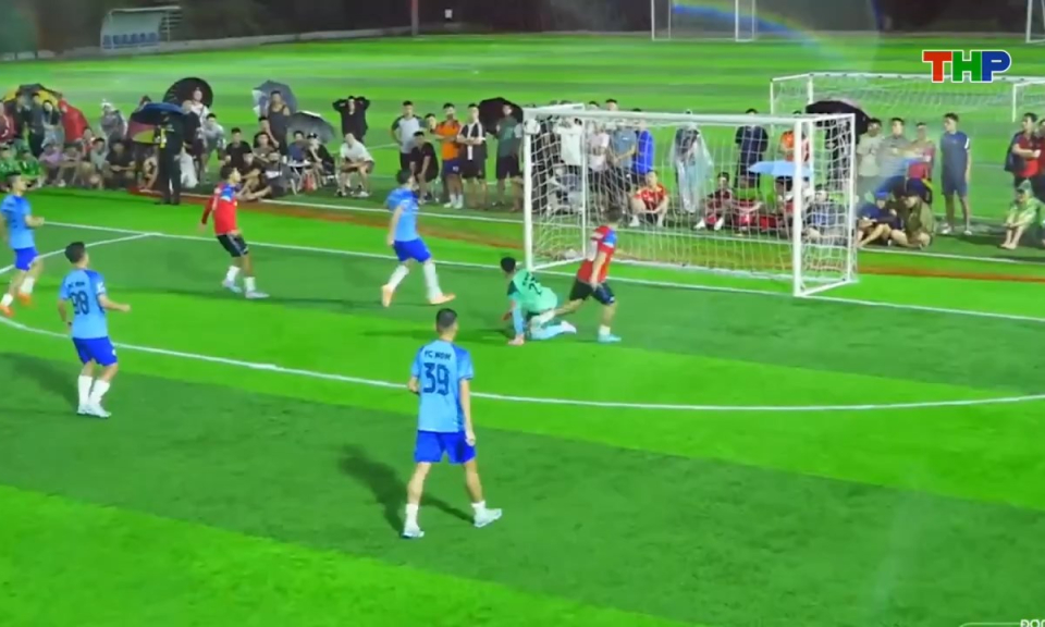 Cận cảnh: S&ocirc;i nổi b&oacute;ng đ&aacute; phong tr&agrave;o đất Cảng