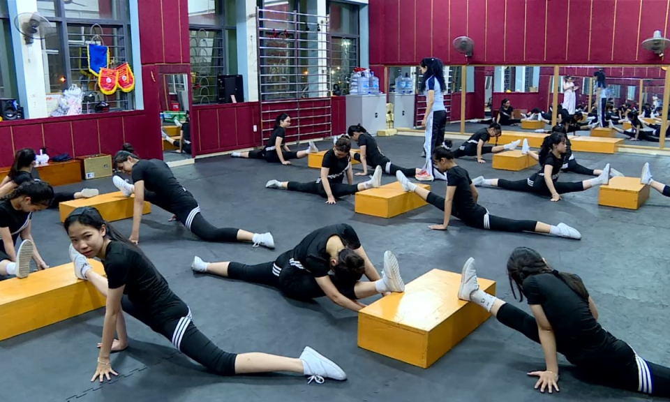 Lăng k&iacute;nh tuổi hoa: C&acirc;u lạc bộ Aerobic Diamond Kis