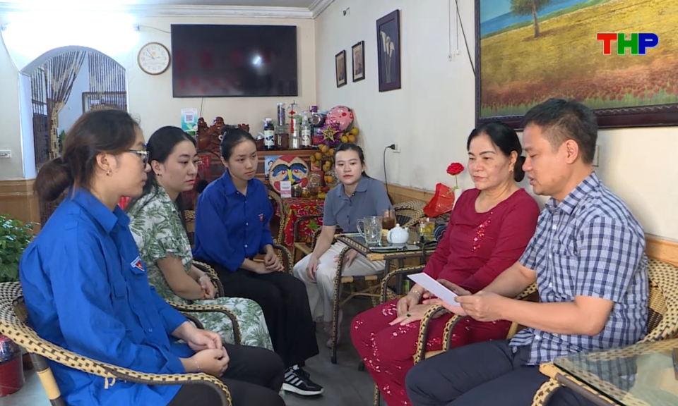 G&oacute;c nh&igrave;n trẻ: Thanh ni&ecirc;n đồng h&agrave;nh c&ugrave;ng người d&acirc;n c&agrave;i đặt sổ sức khỏe điện tử - đưa chuyển đổi số đến gần cộng đồng