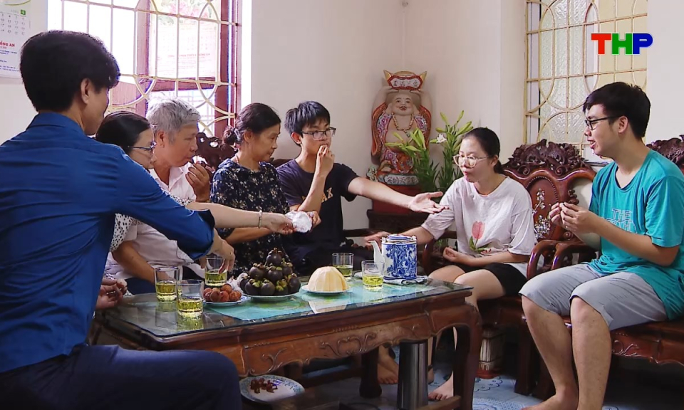 Phụ nữ Việt: Cha mẹ đỡ đầu - Điểm tựa y&ecirc;u thương