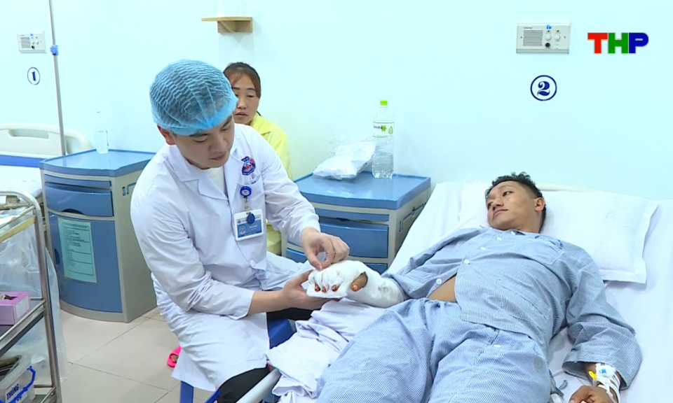 Y học 360: T&aacute;i tạo bao khớp v&agrave; g&acirc;n duỗi bằng vạt đ&ugrave;i trước ngo&agrave;i vi phẫu