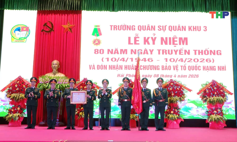 Trường Qu&acirc;n sự Qu&acirc;n khu 3 đ&oacute;n nhận Hu&acirc;n chương Bảo vệ Tổ quốc hạng Nh&igrave;