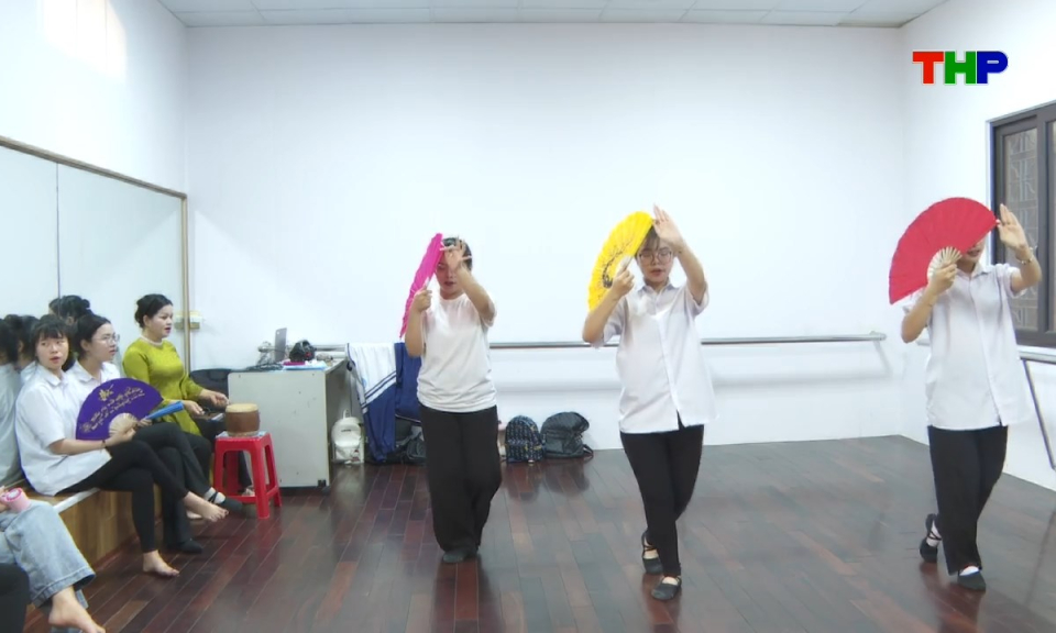 Ch&acirc;n dung cuộc sống:Người truyền lửa cho &acirc;m nhạc d&acirc;n tộc