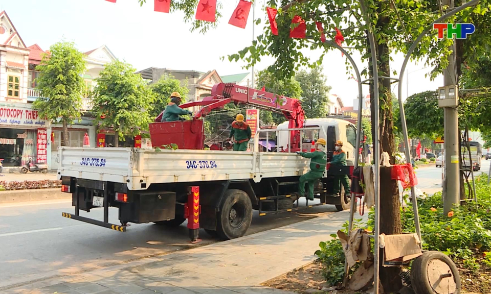 Chỉnh trang c&acirc;y xanh đ&ocirc; thị trước m&ugrave;a mưa b&atilde;o