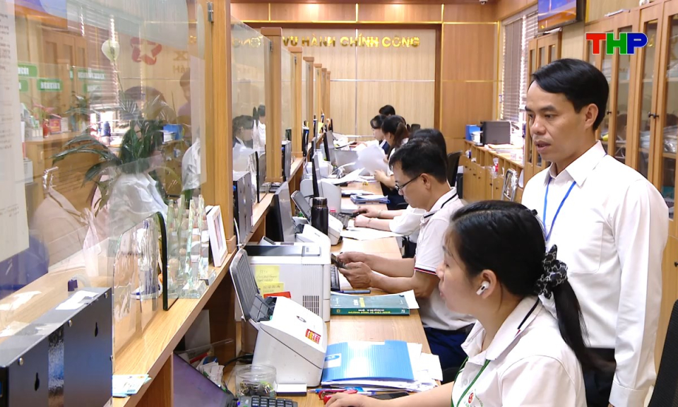 Chuyển đổi số v&agrave; cải c&aacute;ch h&agrave;nh ch&iacute;nh: C&aacute;n bộ phường, x&atilde; trực tiếp hỗ trợ người d&acirc;n sử dụng dịch vụ c&ocirc;ng trực tuyến