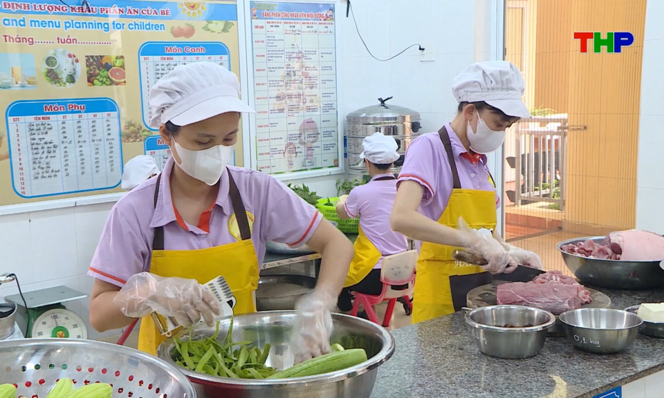 Bảo đảm an to&agrave;n thực phẩm trong trường học