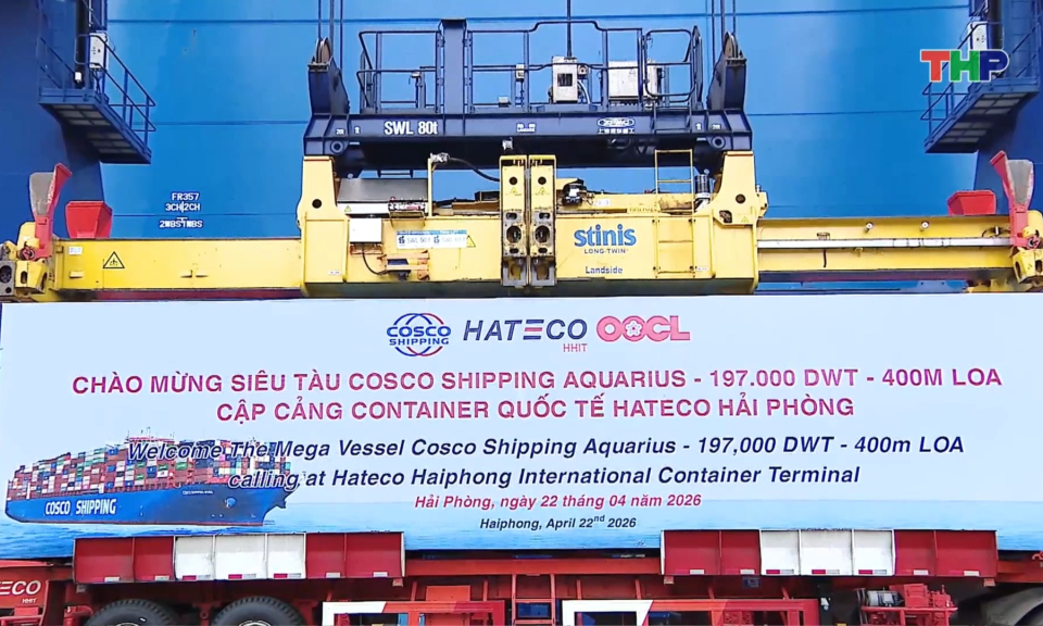 Đ&oacute;n si&ecirc;u t&agrave;u container 197.000 DWT - Dấu mốc mới của cảng biển Hải Ph&ograve;ng