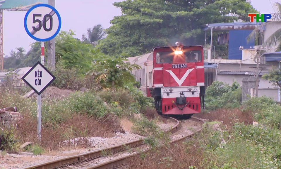 An to&agrave;n giao th&ocirc;ng: Tăng cường bảo đảm an to&agrave;n giao th&ocirc;ng đường sắt