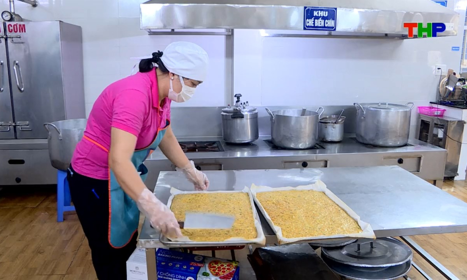 Ph&aacute;p luật v&agrave; cuộc sống: Bảo đảm chế độ đ&atilde;i ngộ đối với nh&acirc;n vi&ecirc;n nu&ocirc;i dưỡng tại c&aacute;c trường mầm non c&ocirc;ng lập