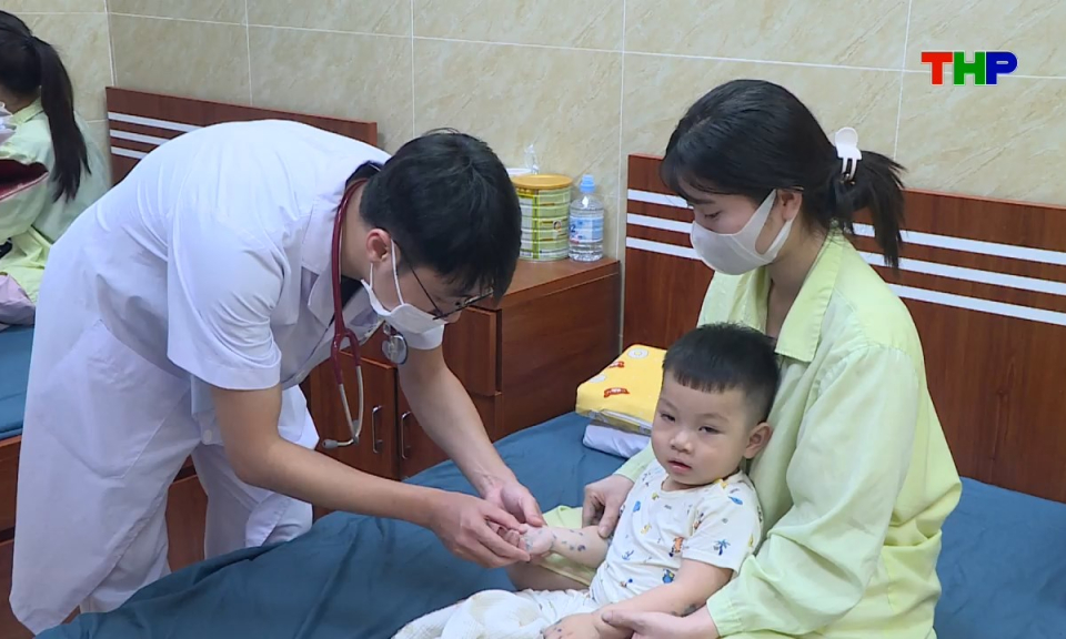 Y tế sức khỏe: Dịch bệnh tay ch&acirc;n miệng gia tăng - Cảnh b&aacute;o nguy cơ từ chủng EV71