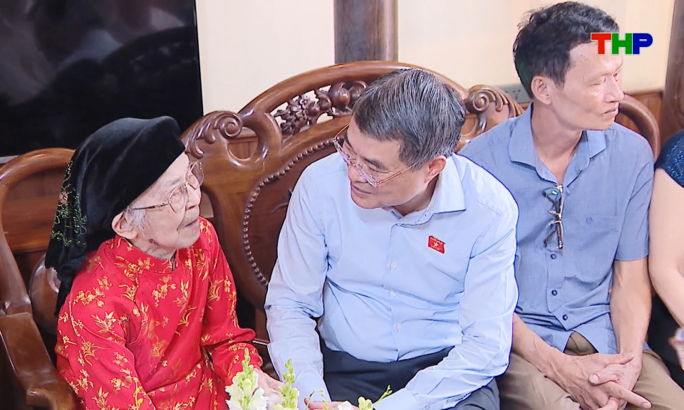 Thủ tướng Ch&iacute;nh phủ thăm, tặng qu&agrave; gia đ&igrave;nh ch&iacute;nh s&aacute;ch, người c&oacute; c&ocirc;ng 