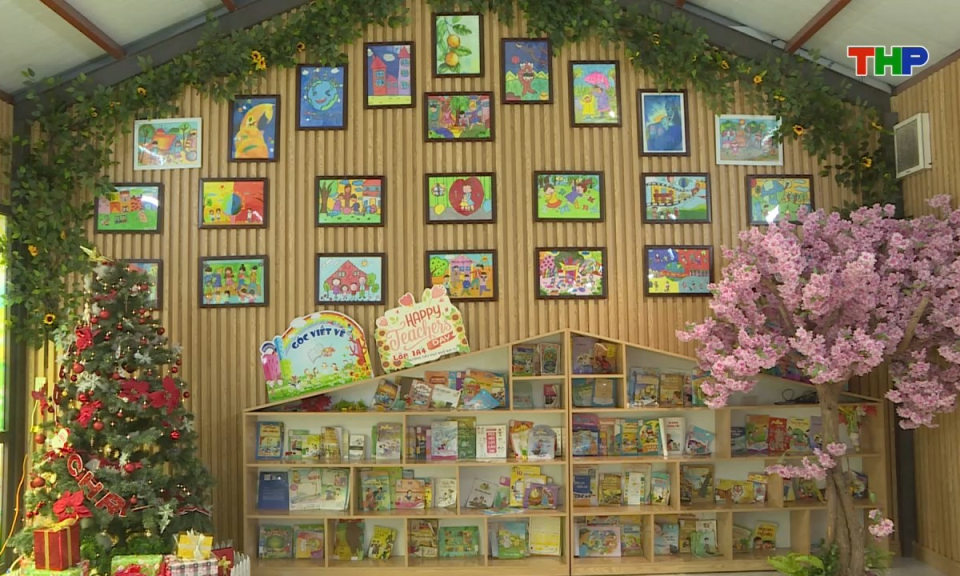 Lăng k&iacute;nh tuổi hoa: Mật m&atilde; trang s&aacute;ch nhỏ