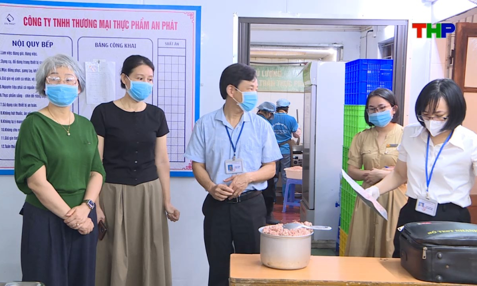 Ph&aacute;p luật v&agrave; cuộc sống: T&iacute;ch cực kiểm so&aacute;t nguy cơ mất an to&agrave;n thực phẩm