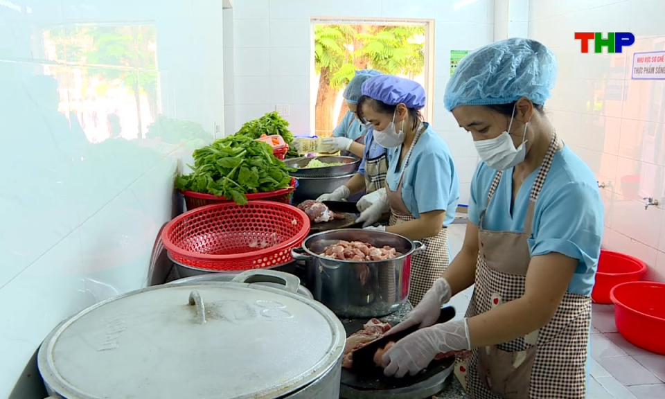 Y tế sức khỏe: Siết chặt an to&agrave;n thực phẩm bếp ăn trường học