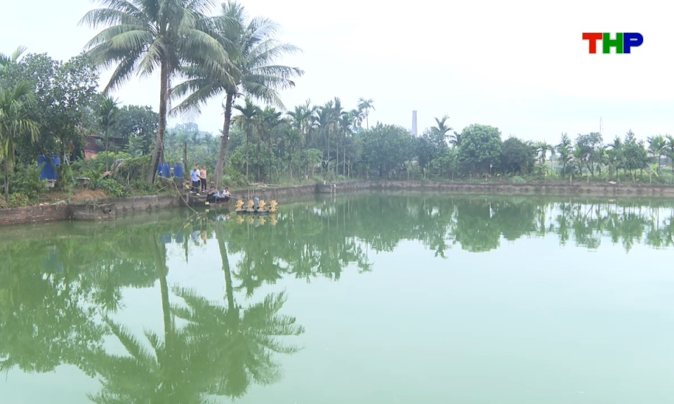 Đồng h&agrave;nh c&ugrave;ng nh&agrave; n&ocirc;ng: Xử l&yacute; ao nu&ocirc;i bằng chế phẩm sinh học