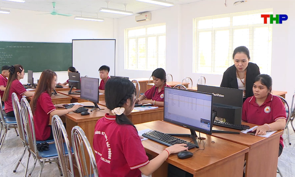 Con đường lựa chọn: Cơ hội việc l&agrave;m cho lao động nữ qua đ&agrave;o tạo nghề