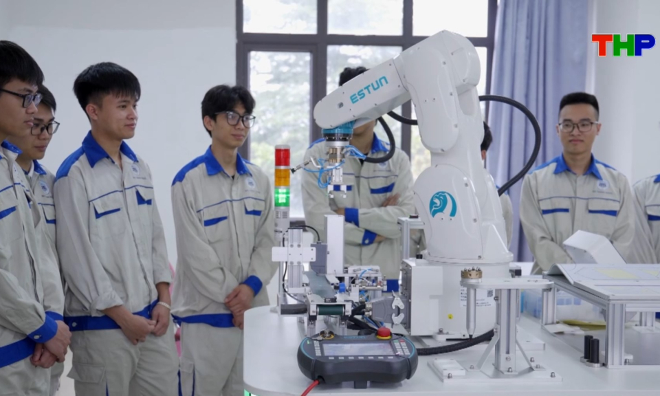 Đ&ocirc; thị v&agrave; cuộc sống: Đ&ocirc; thị h&oacute;a v&agrave; chất lượng nguồn nh&acirc;n lực