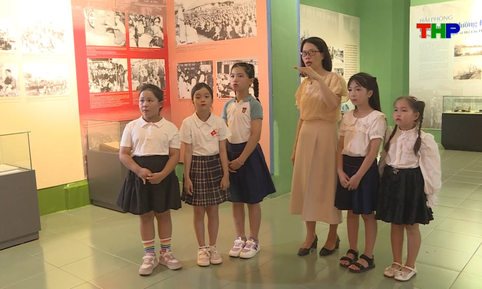 Lăng k&iacute;nh tuổi hoa: H&agrave;nh tr&igrave;nh về qu&aacute; khứ