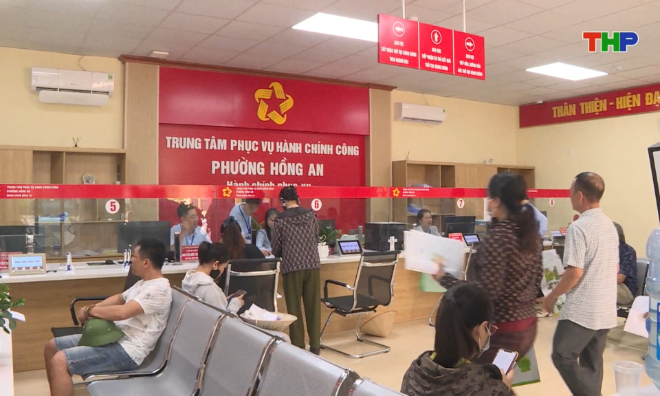 Hướng tới sự h&agrave;i l&ograve;ng của người d&acirc;n, doanh nghiệp